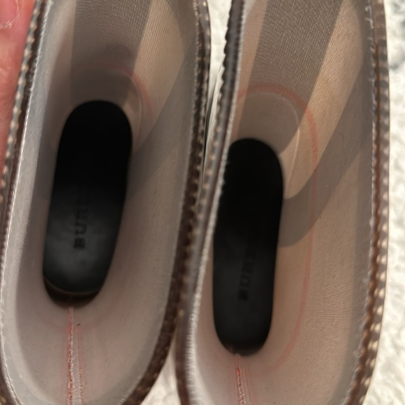 Burberry kids rain boots - size 8.5 - Picture 3 of 11